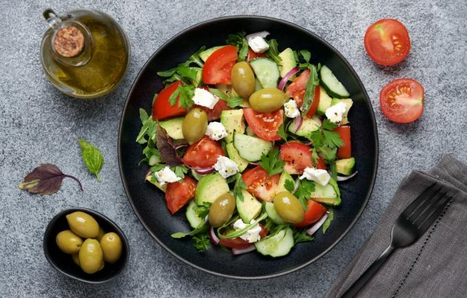 Griechischer Salat mit Avocado