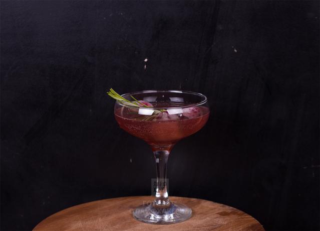 Granatapfel-Cocktail mit Champagner: Serving
