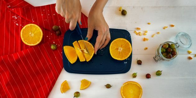Stachelbeer-Orangen-Marmelade: Orangen hacken