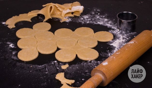 Wie man Käsecracker macht: den ganzen Teig aufbrauchen