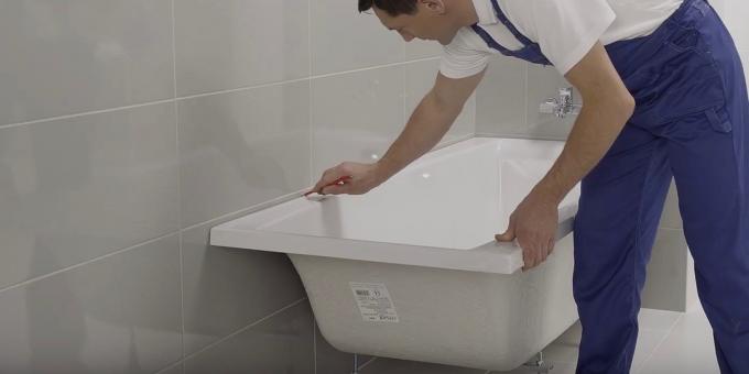 Installieren des Bades mit seinen Händen: Versuchen und ein Bad gesetzt