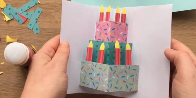 Geburtstagskarte mit Ihren eigenen Händen: Ausschneiden und Einfügen Kerzen auf den Kuchen
