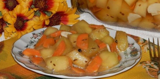 Squash für den Winter: Salat von Zucchini und Karotten und Sojasauce