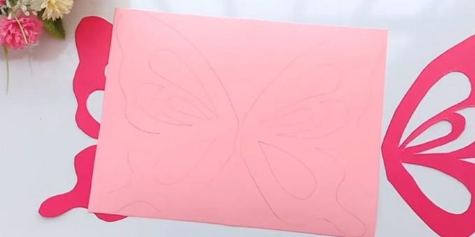 Geburtstagskarte mit Ihren eigenen Händen: Bringen Sie Flügel an dem rosa Papier und Kreis