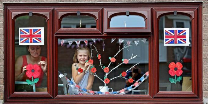 Welsh Family Decorating Home für den VE Day