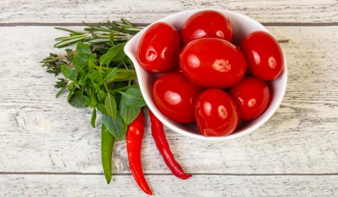 Gesalzene Tomaten mit Koriander und Oregano