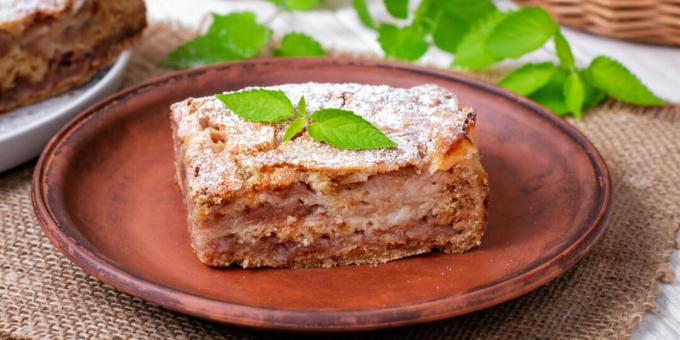 Massenkuchen mit Äpfeln und Milch