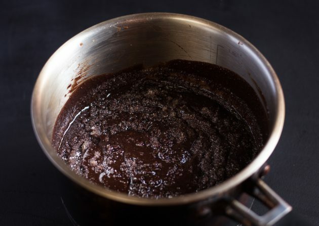 Schokoladen-Brownie-Rezept: Zucker und Kakao hinzufügen