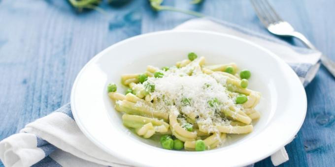 Pasta mit Sahnesauce, grünen Erbsen und Minze