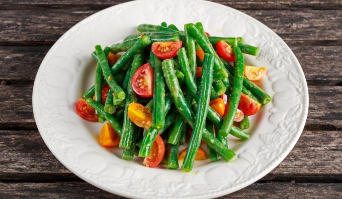 Salat mit grünen Bohnen, Tomaten und aromatischen Kräutern