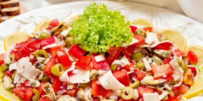 Salat mit Meerescocktail, Krabbenstäbchen und Oliven
