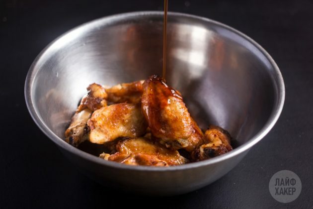 So kochen Sie knusprige Flügel im Ofen: Gießen Sie das Sahnehäubchen über das Fleisch und rühren Sie um