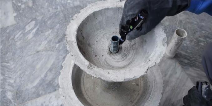 So bauen Sie einen DIY-Brunnen: Installieren Sie eine kleine Schüssel