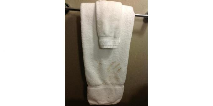 Handtücher in einem schlechten Hotel