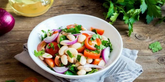 Einfacher Salat mit Bohnen und Tomaten