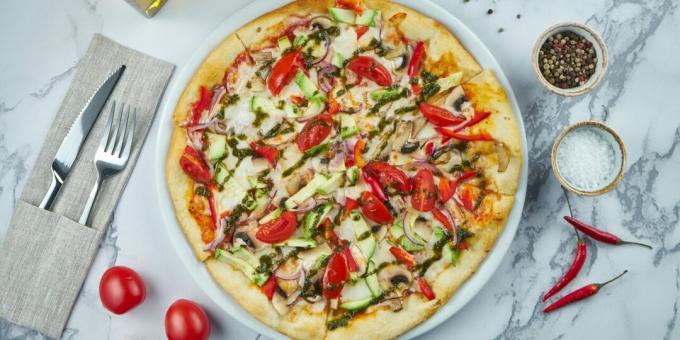 Pizza mit Zucchini und Pilzen