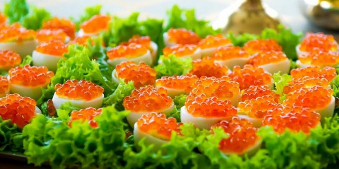 Gefüllte Eier mit rotem Kaviar