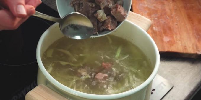Wie Suppe kochen: Trennen Sie das Fleisch von den Knochen und in Würfel schneiden. Bringen Sie es in die Suppe