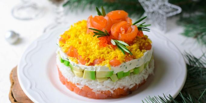 Schichtsalat mit rotem Fisch und Reis