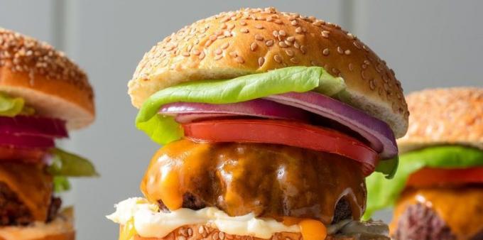Rezepte für den Grill: Burger mit Rindfleisch Schnitzel