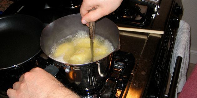 Das Rezept von Kartoffelpüree: Kartoffeln Bereitschaft, das Messer zu überprüfen