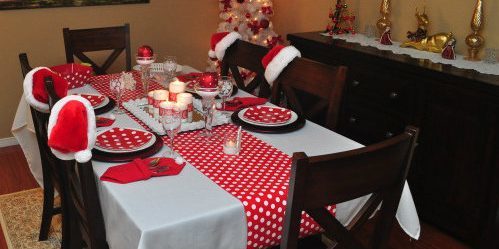 Wie ein Neujahrs Tisch dekorieren: Anzieh Stühle