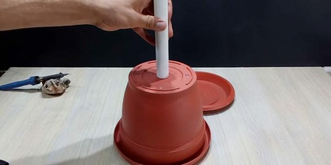 So bauen Sie einen DIY-Brunnen: Kreisen Sie das Rohr ein