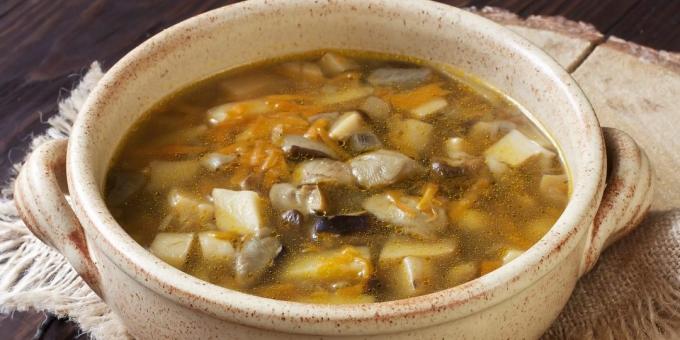 Suppe mit frischen Steinpilzen und Kartoffeln