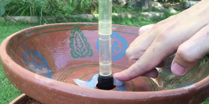 So bauen Sie einen Brunnen zum Selbermachen: Bedecken Sie die Gießkanne mit Versiegelung
