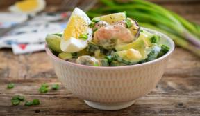 Salat mit Muscheln, Gurken und Eiern