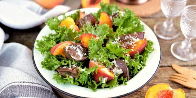 Salat mit Pfirsichen und Leber