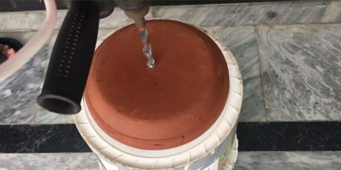 So bauen Sie einen DIY-Brunnen: Bohren Sie ein Loch in einen großen Blumentopf
