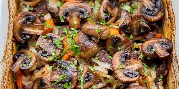 Rindfleisch mit Gemüse und Pilzen in Wein: Wie Rindfleisch in dem Ofen kochen