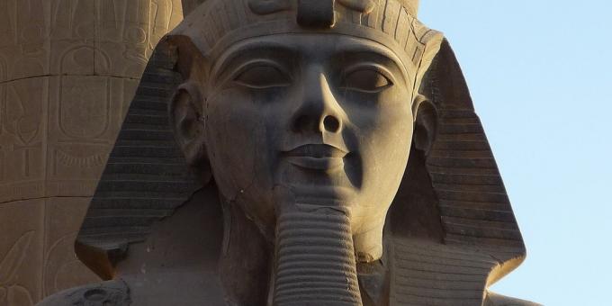 Kopf einer Statue von Ramses II. im Luxor-Tempel, Ägypten