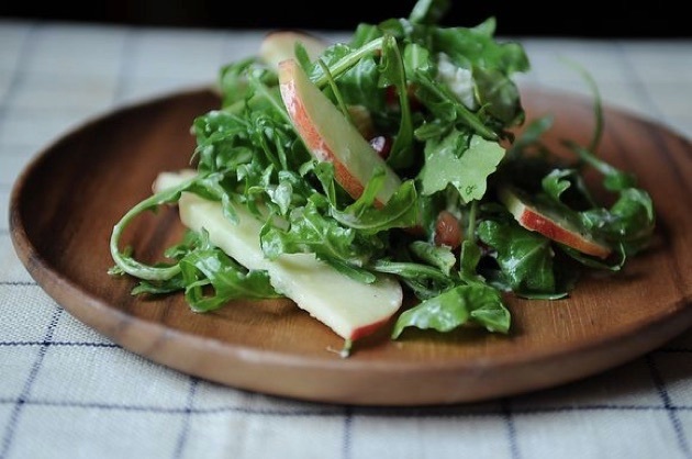 Vitamin-Salat mit Apfel, Rucola und Ziegenkäse
