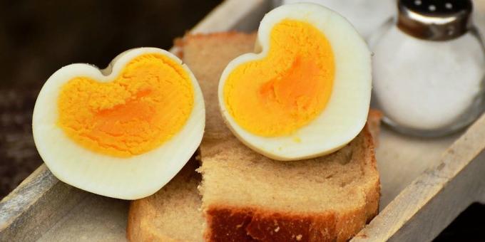 Gekochte Eier mit saurer Sahne und Brot - schmackhaft und preiswert