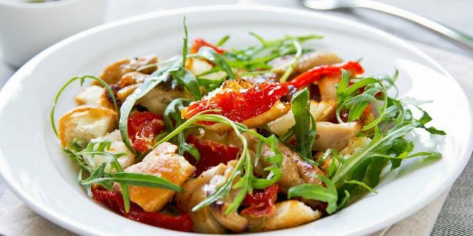 Salat mit Hühnchen und sonnengetrockneten Tomaten