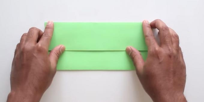 Umschlag mit den Händen ohne Klebstoff: falten Sie das Oberteil