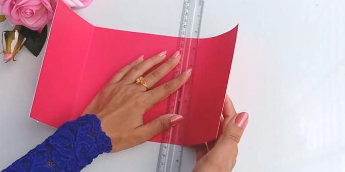 Geburtstagskarte mit Ihren eigenen Händen: Schnitt von rosa Tonpapier 30 x 15 cm Detail