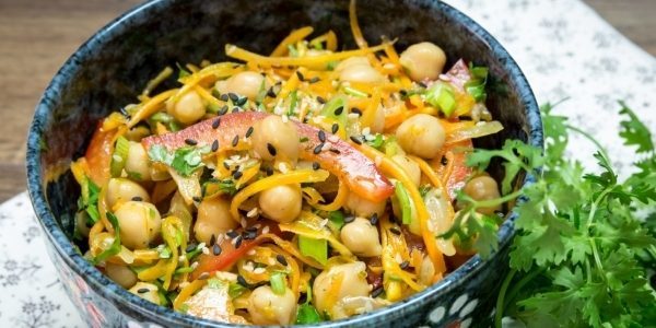 Lean-Salat mit Kichererbsen, Koreanisch Karotten und Paprika
