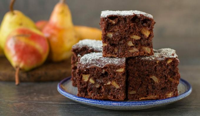 Schokoladenkuchen mit Birnen