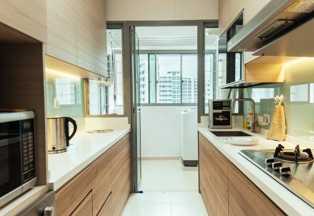 Kleine Küche Design: die glänzende Spiegel und Möbel