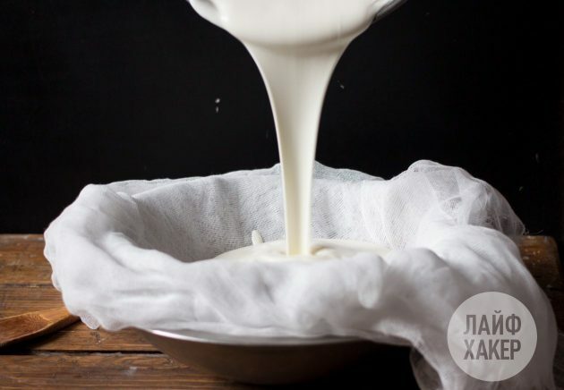 Um hausgemachten Frischkäse auf Joghurtbasis herzustellen, gießen Sie die Mischung über ein Käsetuch