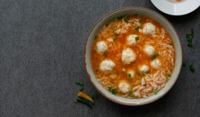 Suppe mit Fleischbällchen, Reis und Tomaten