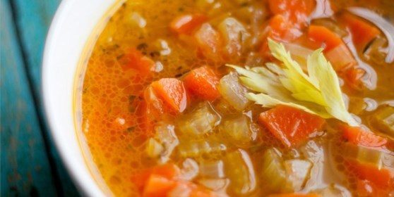Suppe aus Sellerie mit Karotten und Weißwein