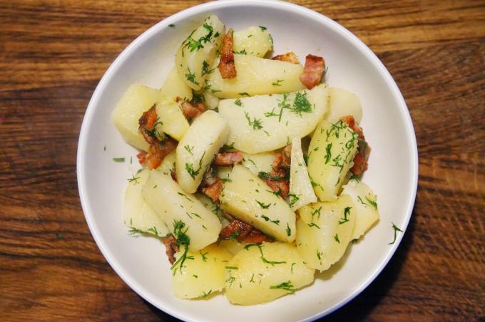 Kartoffeln mit geräuchertem Speck und Kräutern