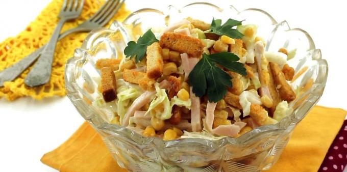 Salat mit Croutons, Chinakohl, Schinken und Mais