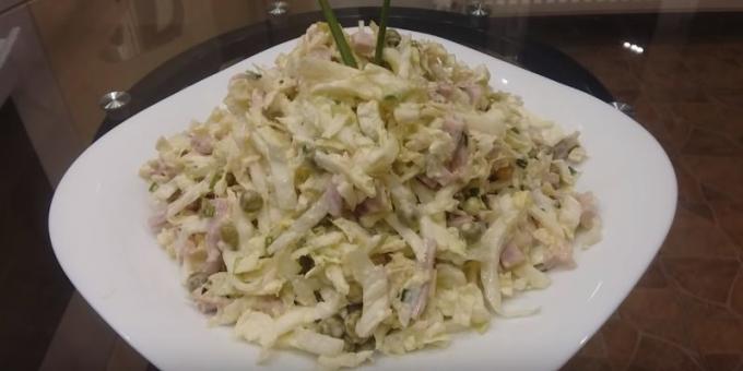 frischer Salat: Salat mit Kohl, Wurst und grünen Erbsen