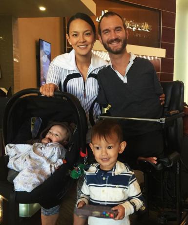 Nick Vujicic und seine Frau und Kinder