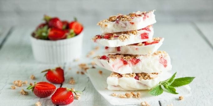 Gefrorener Joghurt mit Erdbeeren. Ideal bei Hitze